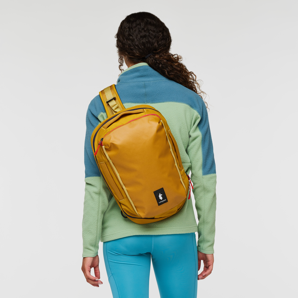 Chasqui 13L Sling - Cada Día, Amber, model