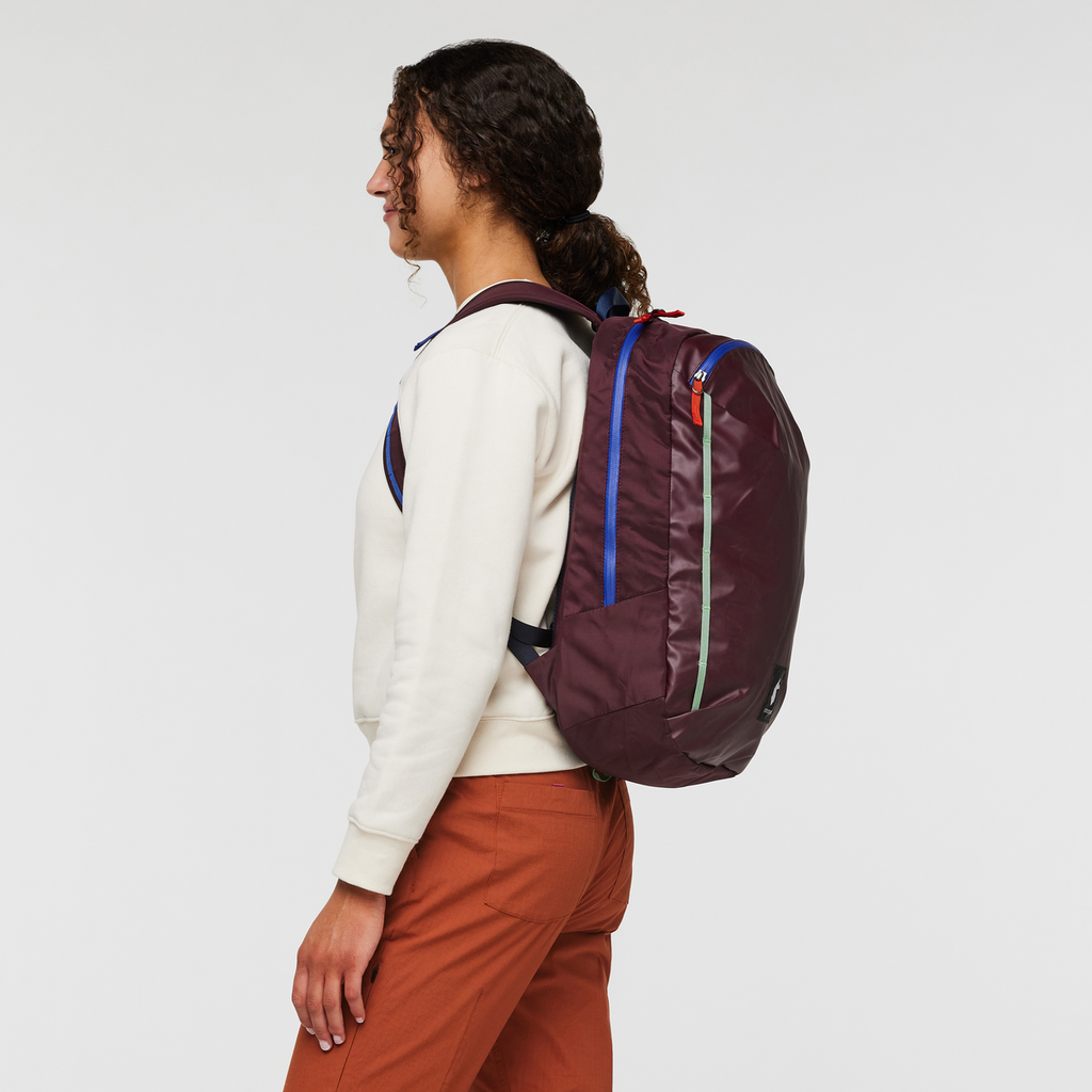 Vaya 18L Backpack - Cada Día, Wine, model