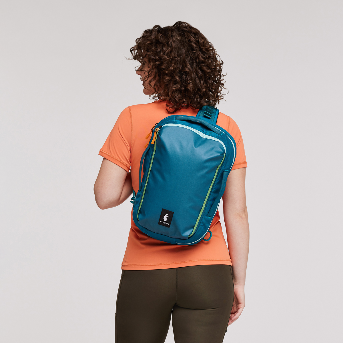 Chasqui 13L Sling - Cada Día, Detail Lifestyle