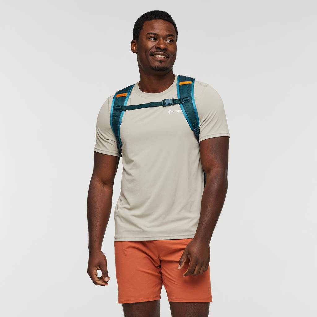 Chiquillo 26L Daypack - Cada Día, Lifestyle, Model, Detail
