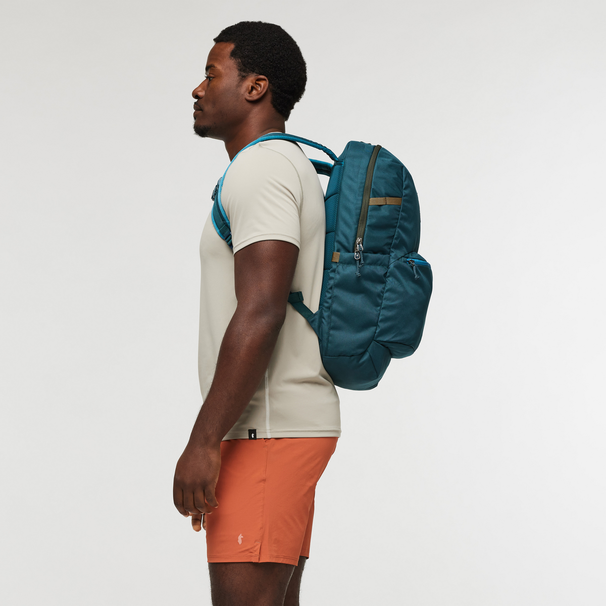 Chiquillo 26L Daypack - Cada Día, Lifestyle, Model, Detail