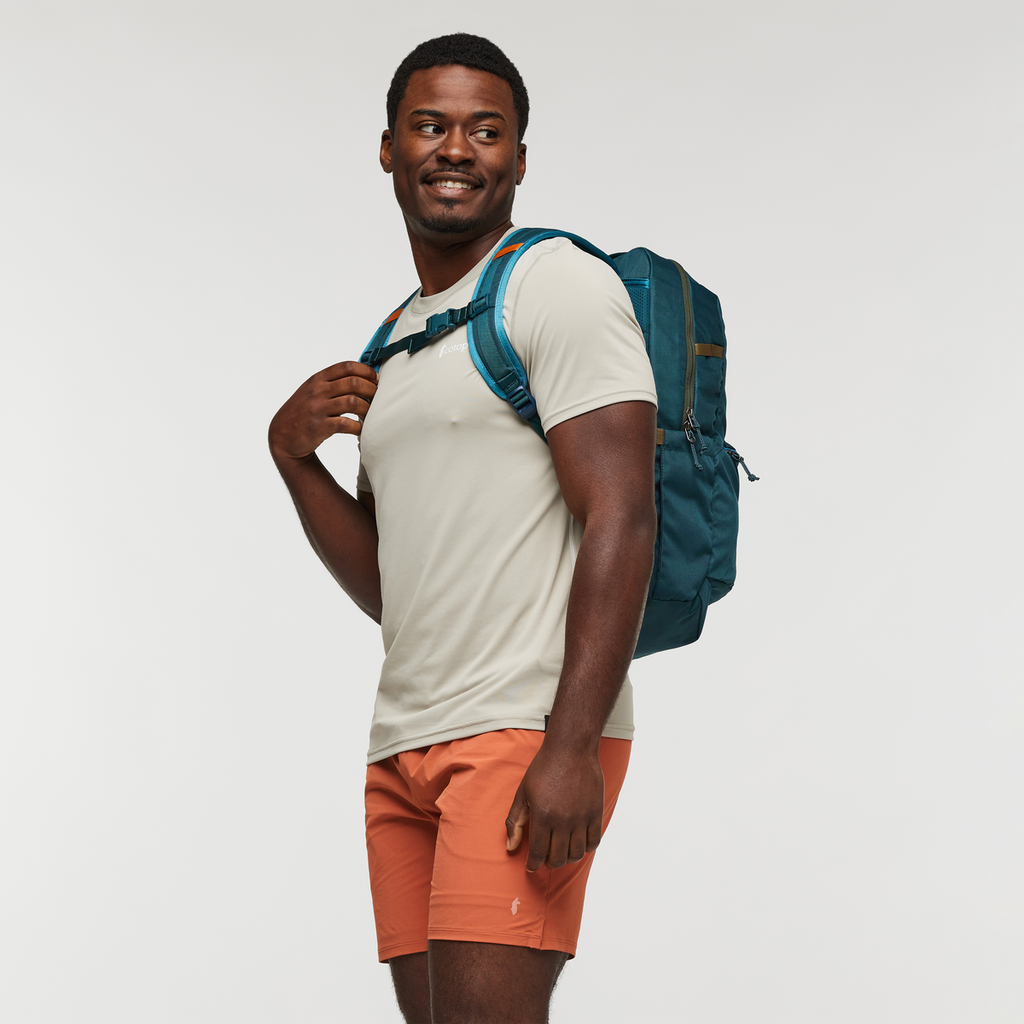 Chiquillo 26L Daypack - Cada Día, Lifestyle, Model, Detail