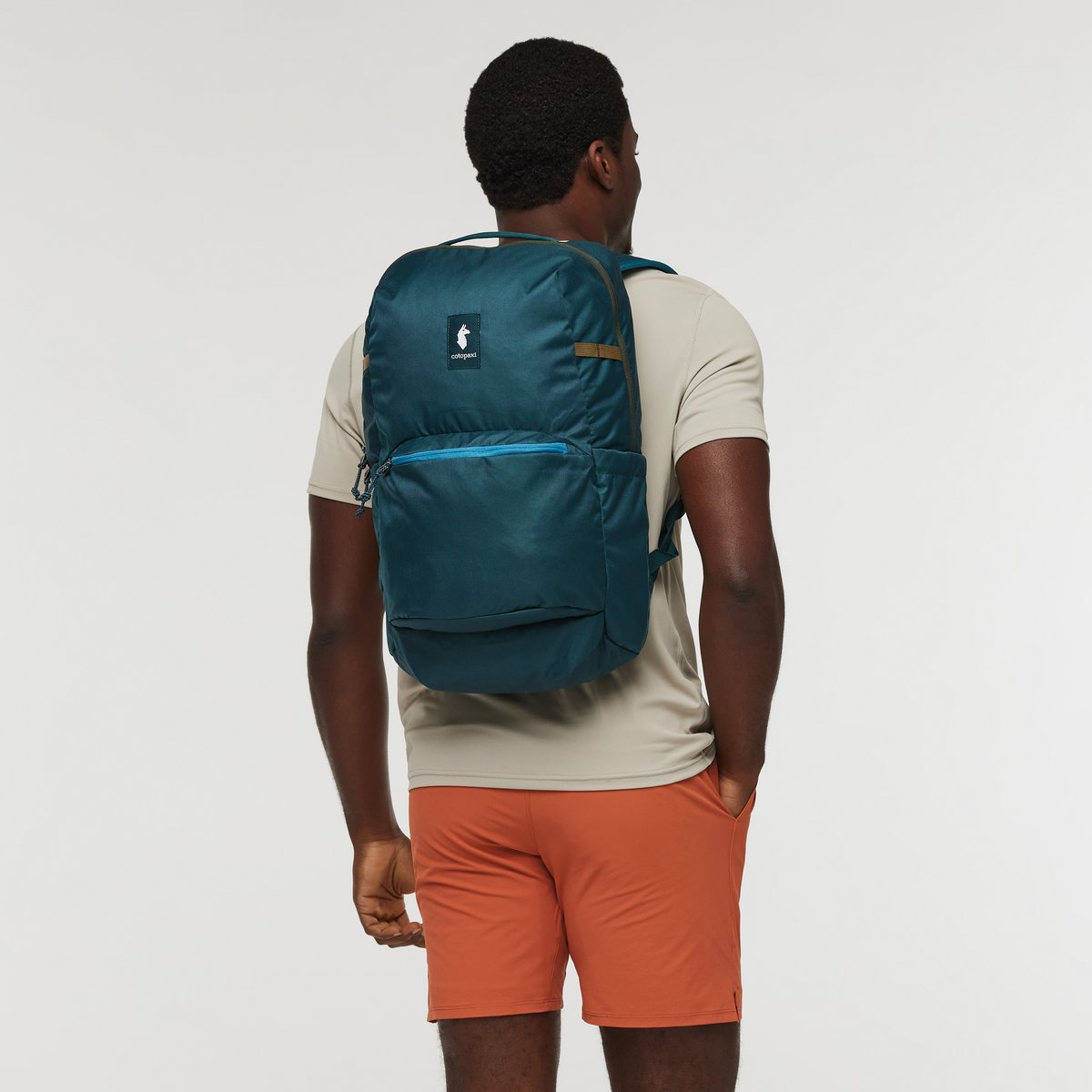 Chiquillo 26L Daypack - Cada Día, Lifestyle, Model, Detail