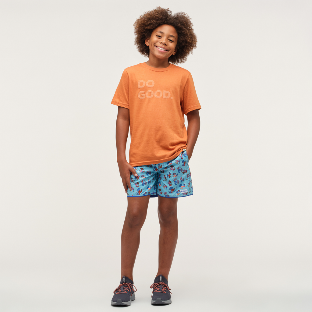 Cocodrilo Short - Boys' Print, Tucan Blue Sky, Model Isaiah