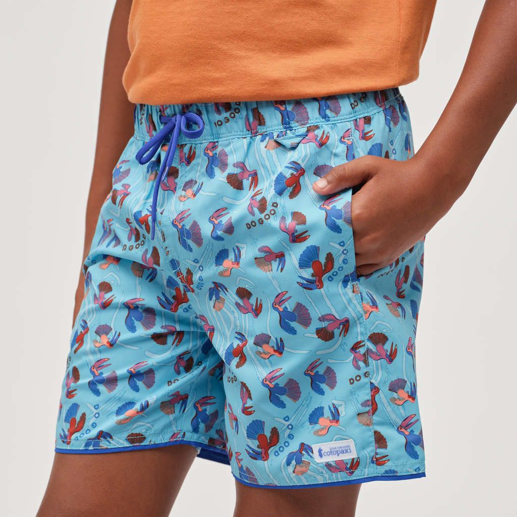 Cocodrilo Short - Boys' Print, Tucan Blue Sky, Model Isaiah