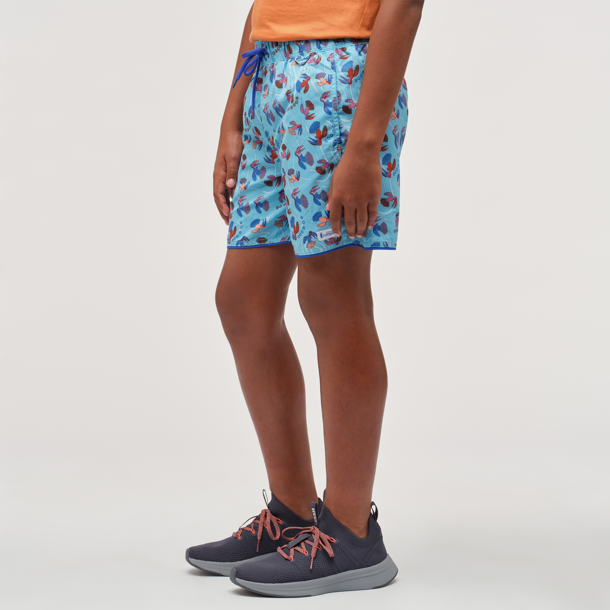 Cocodrilo Short - Boys' Print, Tucan Blue Sky, Model Isaiah