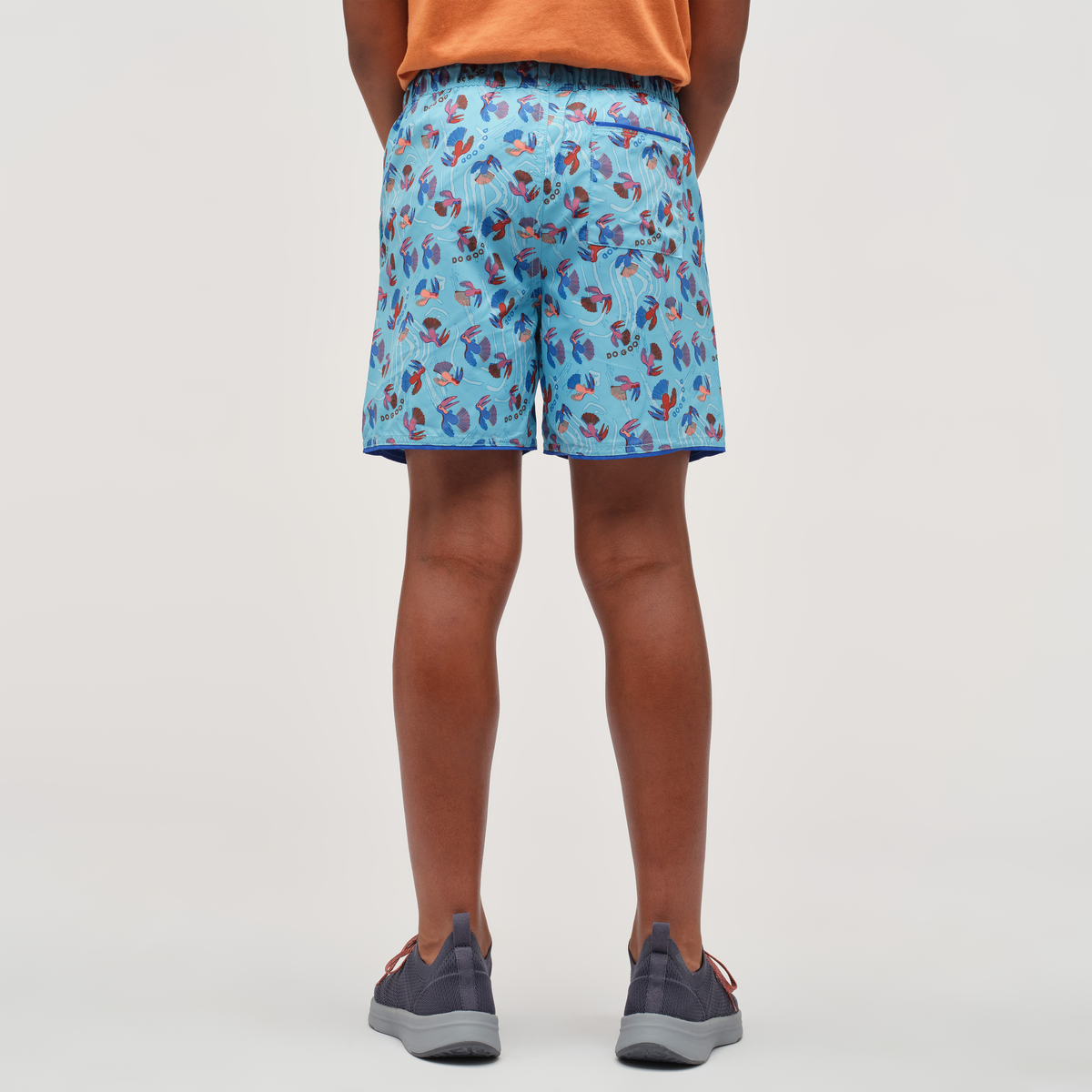 Cocodrilo Short - Boys' Print, Tucan Blue Sky, Model Isaiah