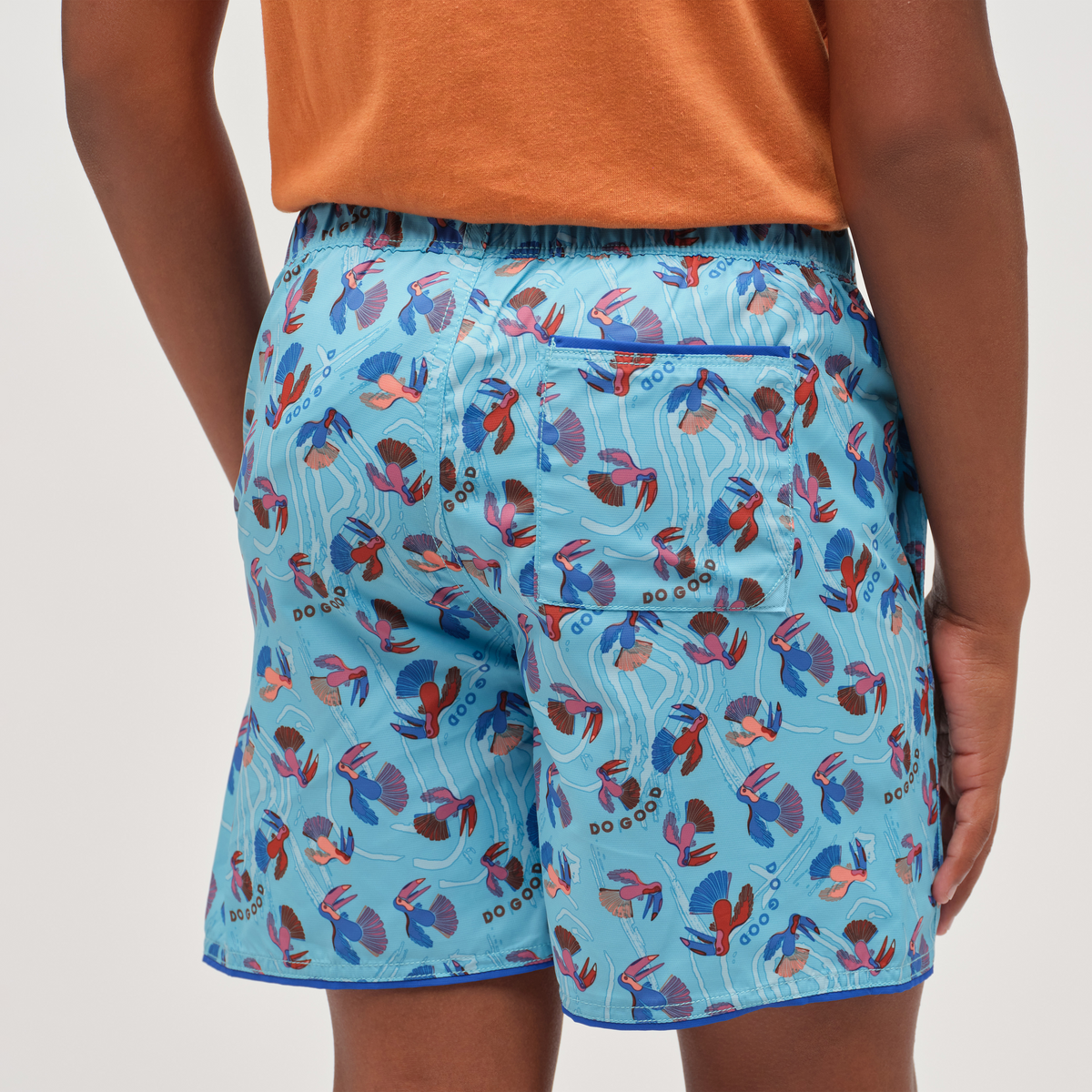 Cocodrilo Short - Boys' Print, Tucan Blue Sky, Model Isaiah