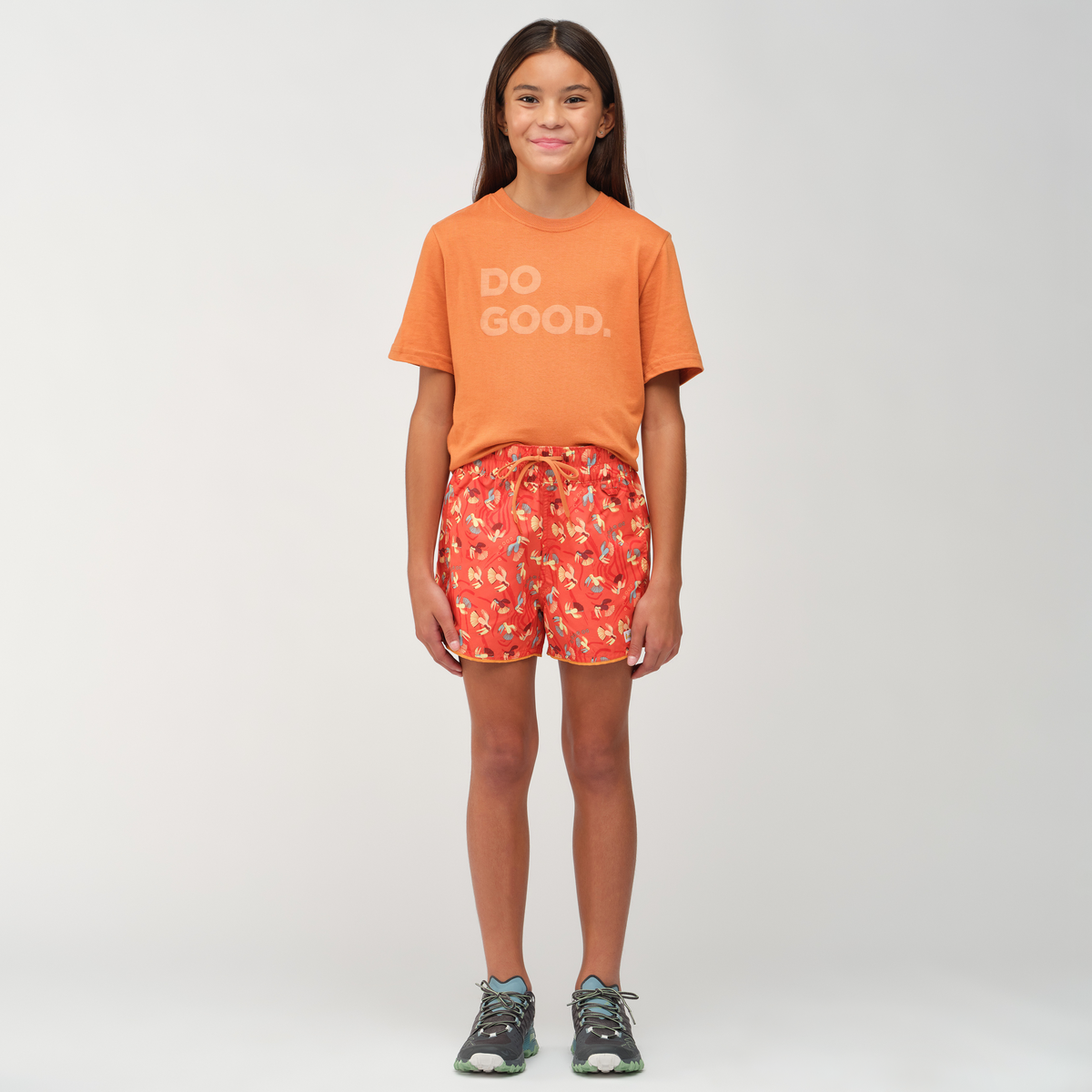 Cocodrilo Short - Girls' Print, Tucan Red, Model Scarlett