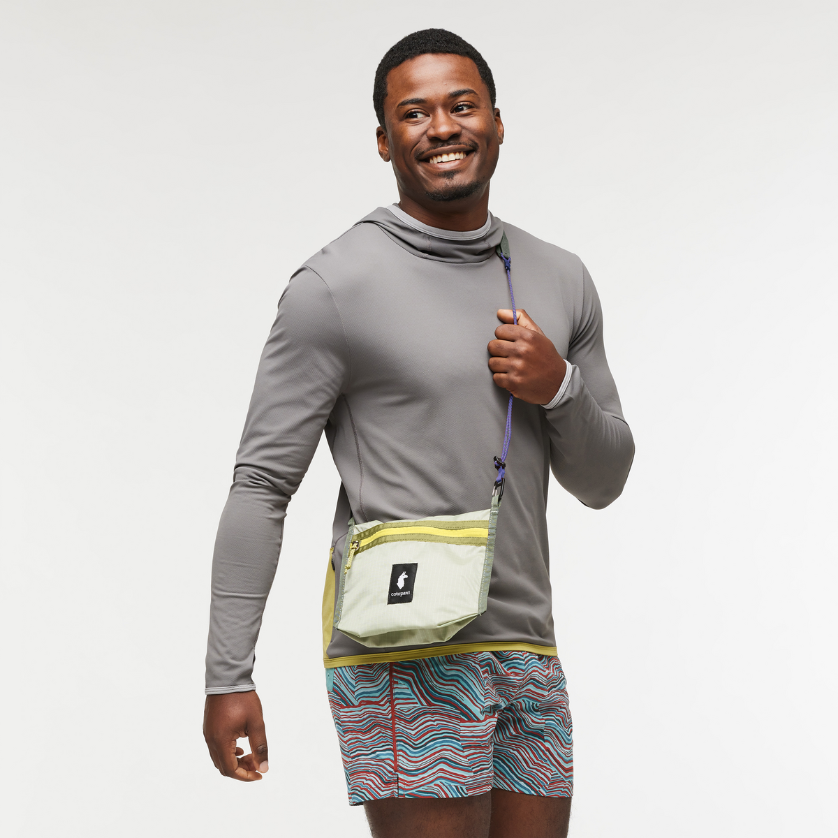 Lista 2L Lightweight Crossbody Bag - Cada Día, Detail, Model Jeremy