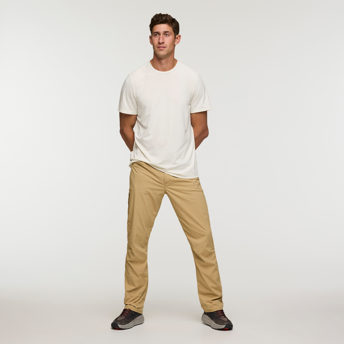 Coraje Tech Pant, Khaki, Model Jackson, shoppable